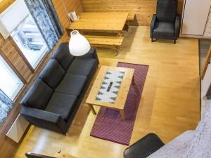 ユッラスヤルヴィにあるHoliday Home Tunturinvieri l3 by Interhomeのソファとテーブル付きのリビングルームのオーバーヘッドビュー