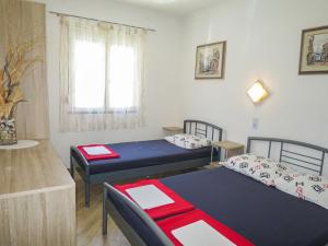Pokój z 2 łóżkami i oknem w obiekcie Apartment Mirjana-1 by Interhome w mieście Vrsi