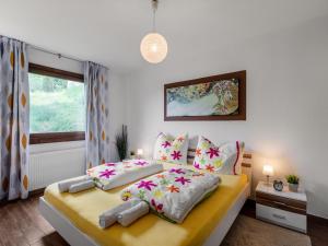 מיטה או מיטות בחדר ב-Apartment Sonnenhang by Interhome