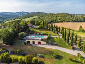 uma vista aérea de uma propriedade com piscina em Holiday Home Girasole-1 by Interhome em Montecatini Val di Cecina