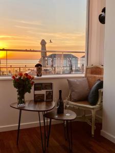 una sala de estar con una ventana con vistas al océano en LE COTIER en Fécamp