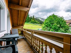 een balkon met een tafel en uitzicht op een berg bij Apartment Cecilia-3 by Interhome in Campitello