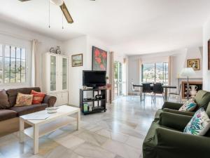 TV a/nebo společenská místnost v ubytování Villa Romeral by Interhome + 16 fotografií