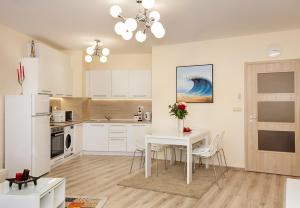 een keuken met een witte tafel en een witte koelkast bij Beautiful Apartments in a Luxury Residence in Varna in Varna