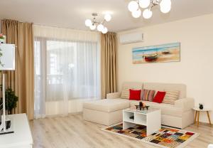 een woonkamer met een witte bank en een tafel bij Beautiful Apartments in a Luxury Residence in Varna in Varna