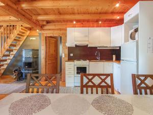 Una cocina o cocineta en Holiday Home Honkala by Interhome