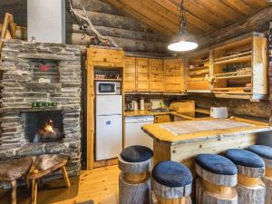 ユッラスヤルヴィにあるHoliday Home Lomaylläs maja-keloluppo by Interhomeのキッチン(テーブル、暖炉付きコンロ付)