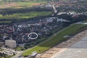 un círculo blanco en un campo junto a una playa en Apartments Christiansen, en Cuxhaven