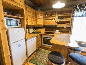Kuchyň nebo kuchyňský kout v ubytování Holiday Home Lomaylläs maja-keloluppo by Interhome