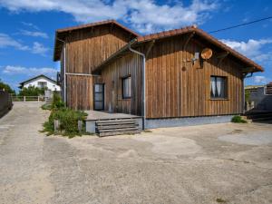 una pequeña casa de madera con techo en Holiday Home Les Mouettes by Interhome, en Mimizan-Plage 36 fotos más