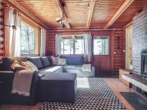 ein Wohnzimmer mit einem Sofa und einem Kamin in der Unterkunft Holiday Home Haapala by Interhome in Soini