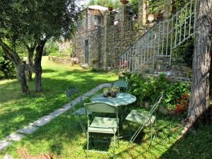 un tavolo e sedie in un cortile con tavolo e sedie di Apartment Rustico by Interhome a Linari