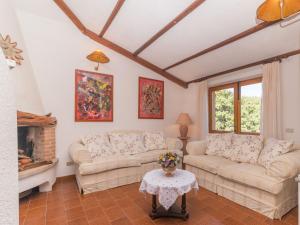 Area tempat duduk di Holiday Home Michelina - PAU112 by Interhome