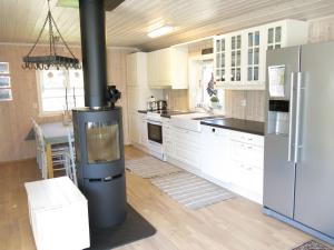 Kjøkken eller kjøkkenkrok på Holiday Home Solfridbu - SOW070 by Interhome