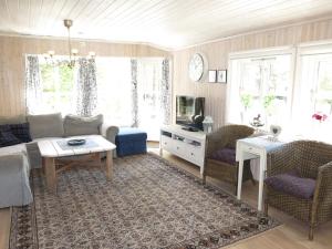 un soggiorno con divano e TV di Holiday Home Solfridbu - SOW070 by Interhome a Øyuvstad