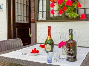 フンにあるHoliday Home Lopes - FAO125 by Interhomeのワイン1本とグラスをテーブルに用意しています。
