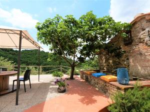 patio z drzewem i stołem w obiekcie Apartment Apartment Chiara by Interhome w mieście Prata