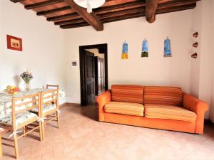A seating area at Apartment Pian dei Carpini - Janis by Interhome