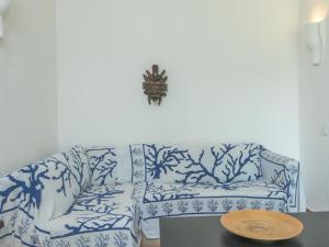 niebiesko-biała kanapa w salonie ze stołem w obiekcie Holiday Home Nicoletta by Interhome w mieście Palau +21 zdjęć