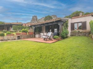 dom z patio i trawnikiem w obiekcie Holiday Home Nicoletta by Interhome w mieście Palau