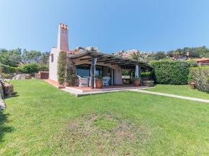 ポルト・ラファエルにあるHoliday Home Le Rocce - PAU219 by Interhomeの草原家像