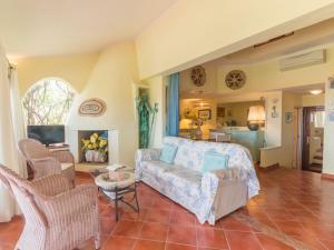 ポルト・ラファエルにあるHoliday Home Le Rocce - PAU219 by Interhomeのソファとテーブルのあるリビングルーム