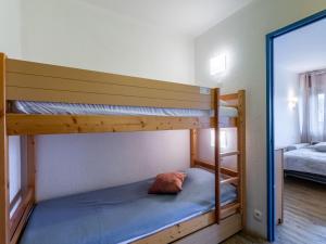 Bunk bed o mga bunk bed sa kuwarto sa Apartment Les Platanes-1 by Interhome