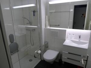 Kylpyhuone majoituspaikassa Apartment Utoring Acletta-121 by Interhome