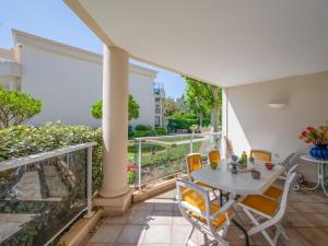 um pátio com uma mesa e cadeiras numa varanda em Apartment Eden Cap by Interhome em Antibes