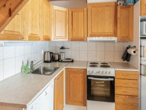 アカスロンポロにあるHoliday Home Sapara j 38 by Interhomeのキッチン(木製キャビネット、コンロ付)