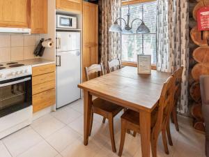 アカスロンポロにあるHoliday Home Sapara j 38 by Interhomeのキッチン(木製テーブル、白い冷蔵庫付)