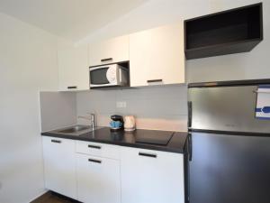 W kuchni znajduje się lodówka ze stali nierdzewnej i kuchenka mikrofalowa. w obiekcie Apartment Ivka-2 by Interhome w mieście Tribunj
