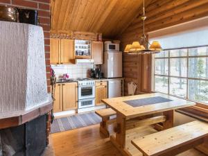 アカスロンポロにあるHoliday Home Jänkäluppo i by Interhomeのキッチン(木製キャビネット、木製テーブル付)