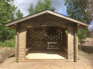 ein kleiner Holzschuppen mit Kamin in der Unterkunft Holiday Home Koivuranta by Interhome in Petäjävesi