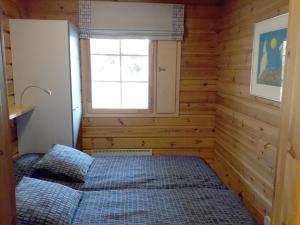 1 dormitorio con cama y ventana en Holiday Home Aili by Interhome, en Arrakoski