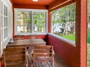 KittiläにあるHoliday Home Haukiranta by Interhomeのポーチ(テーブル、椅子付)、窓2つ