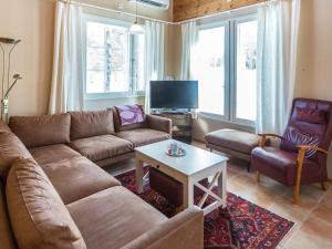 uma sala de estar com um sofá e uma mesa em Holiday Home Ylläskankare by Interhome em Äkäslompolo
