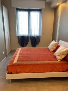 - une chambre avec un grand lit et une fenêtre dans l'établissement Au Mà, à Monterosso al Mare
