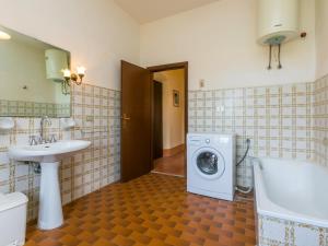Kúpeľňa v ubytovaní Holiday Home Buca dei Merli by Interhome