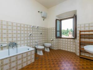 Kúpeľňa v ubytovaní Holiday Home Buca dei Merli by Interhome