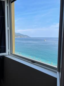 - une fenêtre offrant une vue sur l'océan depuis la plage dans l'établissement Au Mà, à Monterosso al Mare