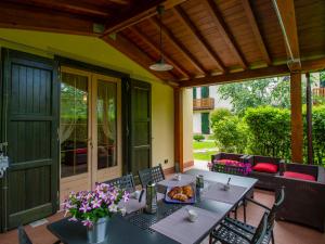 un patio con tavolo, sedie e fiori di Holiday Home Viola - BLU601 by Interhome a Coreglia Antelminelli