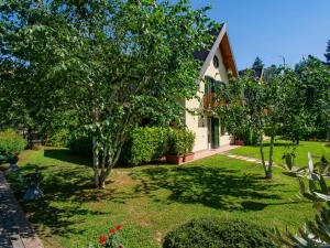 una casa con un cortile con alberi e cespugli di Holiday Home Viola - BLU601 by Interhome a Coreglia Antelminelli