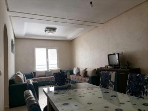 TV a/nebo společenská místnost v ubytování Résidence Haute Standing Corniche + 8 fotografií