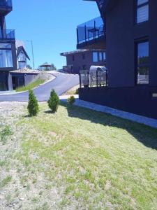 Garður fyrir utan Apartman Krnjajic Diamond Hill