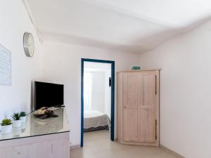 - une chambre avec une porte menant à un lit dans l'établissement Apartment Anaisim by Interhome, à Saint-Cyr-sur-Mer