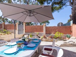 - une table avec un parasol sur la terrasse dans l'établissement Apartment Anaisim by Interhome, à Saint-Cyr-sur-Mer