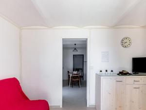 - un salon avec un canapé rouge et une table dans l'établissement Apartment Anaisim by Interhome, à Saint-Cyr-sur-Mer