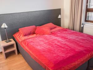 um quarto com uma cama grande e um cobertor vermelho em Holiday Home Ski chalets 7204 by Interhome em Ylläsjärvi