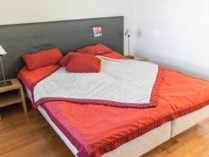ユッラスヤルヴィにあるHoliday Home Ski chalets 7204 by Interhomeのベッドルーム1室(大型ベッド1台、赤い枕付)